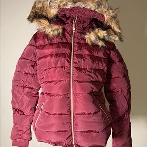 Stylish Burgundy Puffer Jacket with Faux Fur Hood